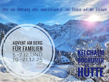 Ein wunderschöner Winterberg mit schneebedeckten Gipfeln und strahlend blauem Himmel. Werbung für ein Advent-Event für Familien in der Kelchalmer Hütte.