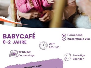 Eine Mutter hält lächelnd ihr Baby im Arm. Der Hintergrund zeigt eine einladende Umgebung für ein Babycafé.