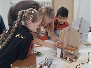Ein schlichtes Logo mit dem Namen "Kaiser Lodge". Es zeigt ein stilisiertes, geometrisches Design in sanften Farben.