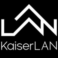Ein einfaches, modernes Logo mit dem Namen "KaiserLAN". Es zeigt stilisierte Linien und Buchstaben in einer runden, schwarzen Form.