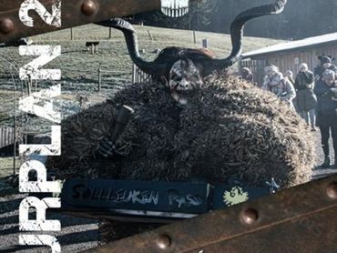 Tourplan 2024 für den Söllleuken Pass. Eine auffällige grafische Gestaltung mit rotem Feuer- oder Lichteffekt auf schwarzem Hintergrund.