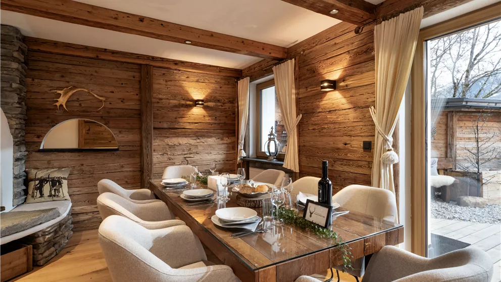 Appartement_Strasser_Unterer_Sonnberg_43-1_Brixen_01_2023_Alpine_Lodge_Wohnzimmer_Esstisch.jpeg