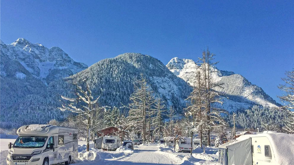 camping-grubhof-winterlandschaft-camper-weg.jpg